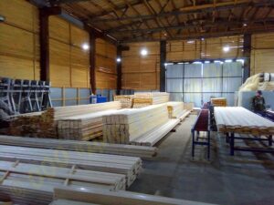 Готовая строганная продукция производства Пеновской деревообрабатывающей фабрики ожидает упаковки
