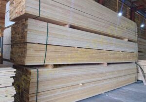 Продукция Пеновской деревообрабатывающей фабрики - готовые к отгрузке пакеты досок